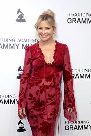 Kate Hudson Recreates ‘How to Lose a Guy in 10 Days’ Scene at World Series