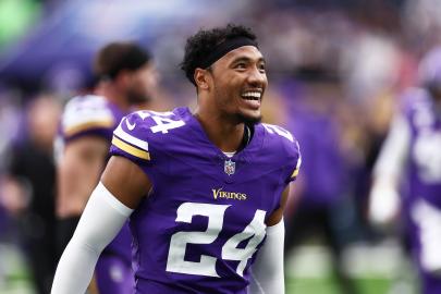 Vikings’ Camryn Bynum, Josh Metellus Celebrate With ‘Parent Trap’ Handshake