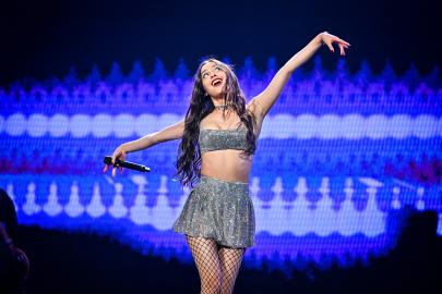 Olivia Rodrigo Rips Out Hair Extension on ‘Guts World Tour’ in Melbourne