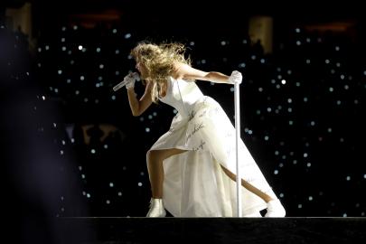 Taylor Swift Asks Dancers for Help as Dress Malfunctions Mid-Performance