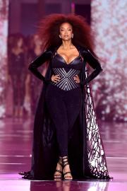Tyra Banks Returns to Close Victoria’s Secret Fashion Show at Age 50