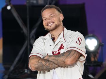 Kane Brown’s Pre-Show Ritual Is aDream Featuring Beer Pong and Football
