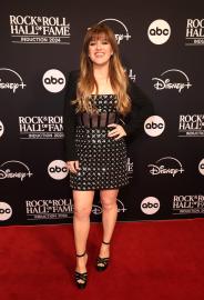 Kelly Clarkson 'Eager to Experiment' With a Makeover After Weight Loss
