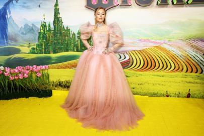 Ariana Grande Delivers Old-School Glinda Vibes at ‘Wicked’ Premiere