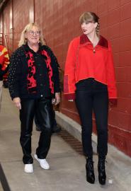 Taylor Swift Rocks 87 Necklace at Chiefs Game With Donna Kelce