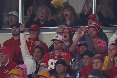 Taylor Swift and Donna Kelce Sit Side by Side to Cheer on Travis Kelce