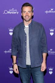 Ian Harding Jokes About His Arrest, Cop Car Ride in Hallmark's ‘Holidazed'
