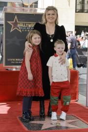 Kelly Clarkson's Kids Tell Her Not to Date After Brandon Blackstock Divorce