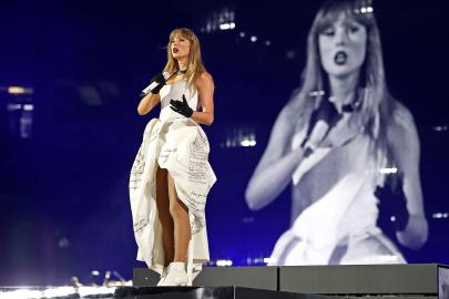 Taylor Swift Sweetly Thanks 'Eras Tour' Dancers for Changing Her Mic Pack