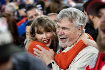 Travis Kelce's Dad Ed Trades Bracelets With Fans at Taylor's Eras Tour