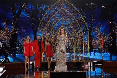 Kelly Clarkson Stuns in Feathered Dress for 'The Voice' Finale Return