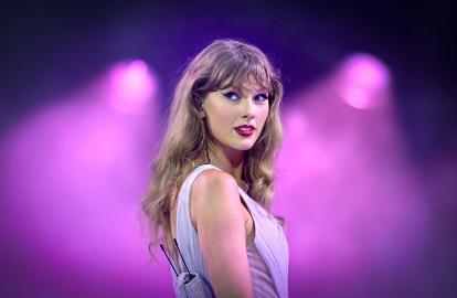Taylor Swift Gifts a Fan a $600 Dyson Airwrap After Hospital Visit