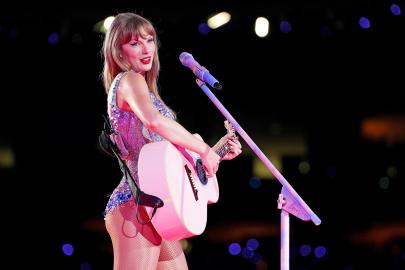 Taylor Swift Makes Surprise Appearance at KC's Children's Mercy Hospital