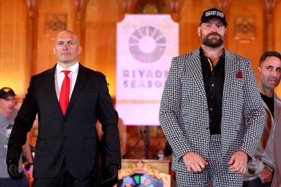 Tyson Fury Storms Out of Boxing Ring After Oleksandr Usyk Wins Match