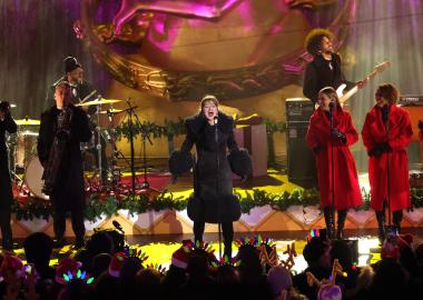 Holiday Style! Kelly Clarkson Stuns at Rockefeller Christmas Tree Lighting