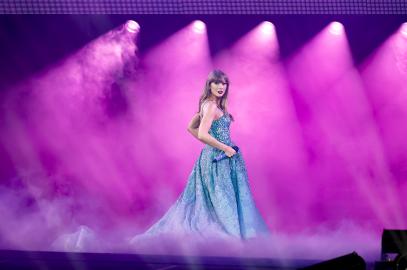 Taylor Swift Sends Chiefs Owner’s 2 Daughters Eras Tour Books