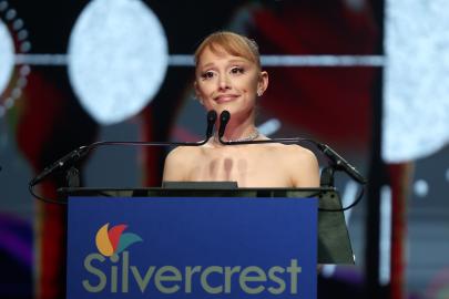 Ariana Grande Jokingly Thanks Her ‘Friends Juvederm and Botox’ in Speech