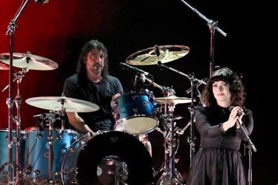 Dave Grohl Takes the Stage With Daughter Violet Grohl at FireAid Concert