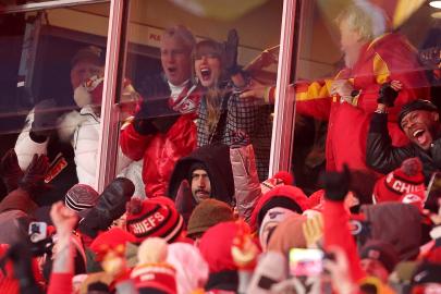 Taylor Swift Celebrates Travis Kelce’s Touchdown in Chiefs Playoff Game