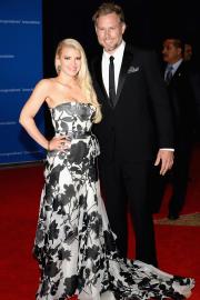 5 Hot Stories: Jessica Simpson Divorce, Colleen Hoover Leaves Instagram