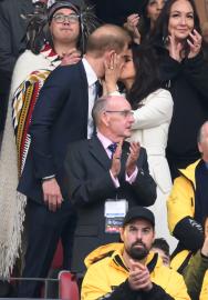 Meghan Markle and Prince Harry Share PDA Moment at Invictus Games