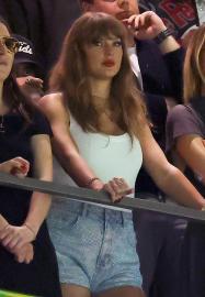 Who Defended Taylor Swift After She Was Booed During 2025 Super Bowl?