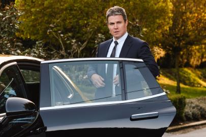 Stephen Amell Shuts Down 'Your Mom' Joke on 'Suits LA': She 'Passed Away'
