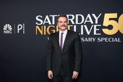 David Harbour Attends ‘SNL 50’ Sans Wedding Ring After Spotted With Model