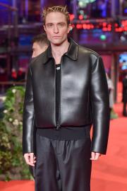 Robert Pattinson Is An 'Expert' at Changing His Daughter's Diapers