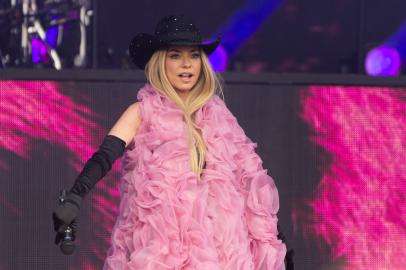 Shania Twain Reveals Beauty Secrets to Maintaining Her Looks at 59