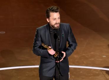 Kieran Culkin Jokes About Parents in Oscars Speech, Doesn't Mention Macaulay