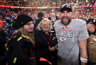 Taylor Swift, Simone Biles Lead 7 Famous Fans at NFL Games