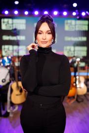 Kacey Musgraves No Longer Starts Day With ‘Gravity Bong the Size of My Face’