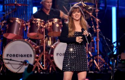 Kelly Clarkson Likes Compliments About Her Looks, Jokes 'I Was Fat Before'