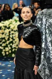 Miley Cyrus Had an Ovarian Cyst Rupture During a Live Performance