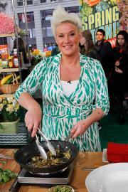 Stars React to Anne Burrell's Death: Celebs' Touching Tributes