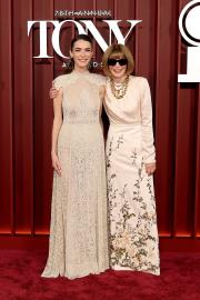 Anna Wintour Family Guide: Meet Her Ex-Husbands, Children and More