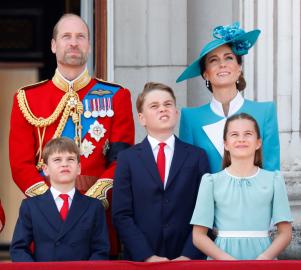 Prince William Cuddles All 3 Kids in New Photo for Father’s Day