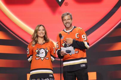 Joshua Jackson Has Reunion With 'Mighty Ducks' Costar at 2025 NHL Draft