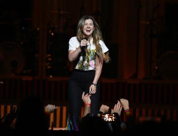 Kelly Clarkson Breaks Down ‘Piece by Piece’ Lyric Swap After Divorce