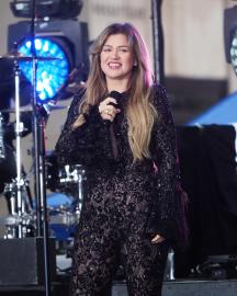 Kelly Clarkson Sings With Daughter River Rose During Las Vegas Show