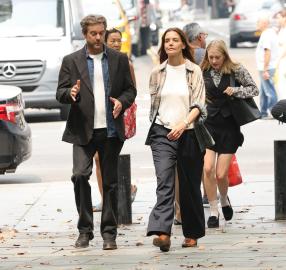 Katie Holmes Leaps Into Joshua Jackson’s Arms on ‘Happy Hours’ Set