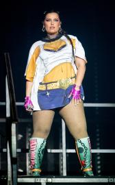 Nelly Furtado Defies Body-Shamers in 'Better Than Ever' T-Shirt on Stage