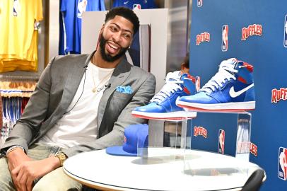 Anthony Davis Opens Up About Wearing Goggles for the Rest of His Career