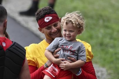 Bronze Mahomes Sings ‘Happy Birthday’ to Dad Patrick in Star-Studded Video