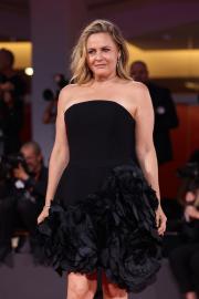 Alicia Silverstone Was 'Chased Through the Airport' by Paparazzi at 20