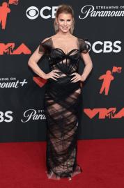 Jessica Simpson Flashes Skin in Dramatic Black Gown at the 2025 VMAs