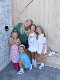 Kelly Stafford Details the ‘Hell’ of Taking 4 Daughters to Game in Philly