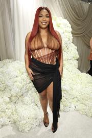 Lizzo Twerks in Two-Piece Set to Celebrate Her 'Healthy Journey Wins'