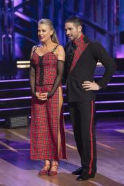 Elaine Hendrix Misses ‘DWTS’ Live Show After Being Hospitalized for Injury